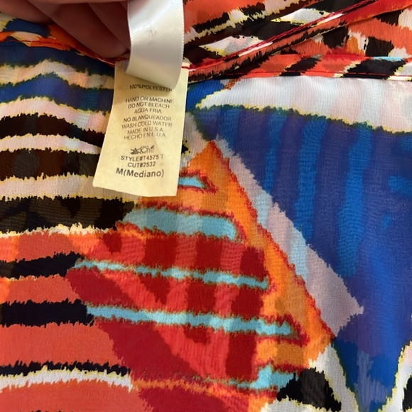 Beautiful flowy top size medium - Picture 2 of 3